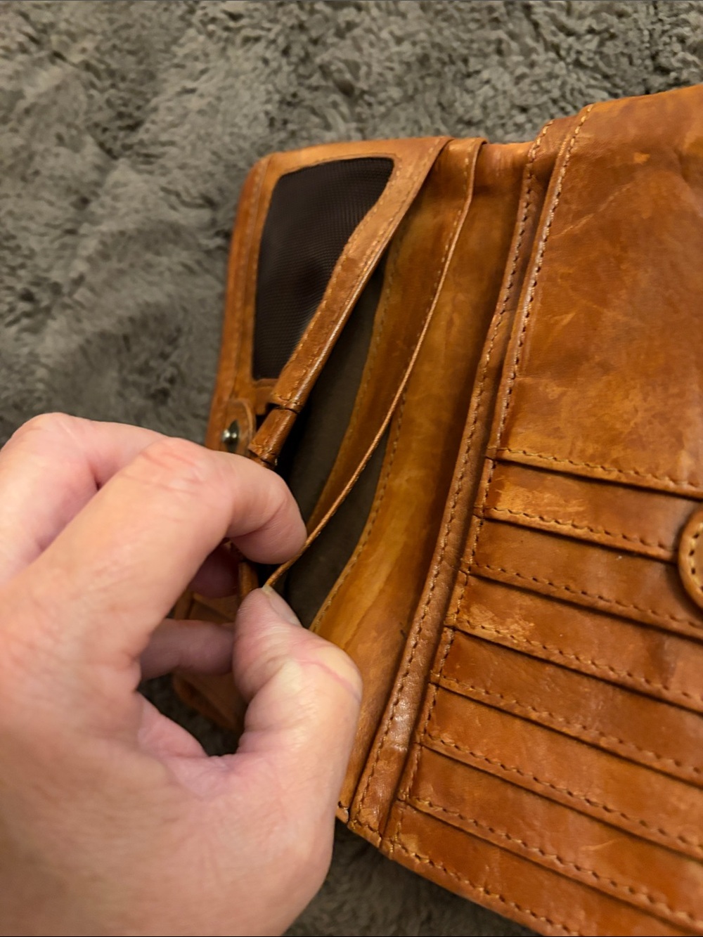 Valenca Holland Women's Leather Zip Wallet in Tan - Picture 6 of 9